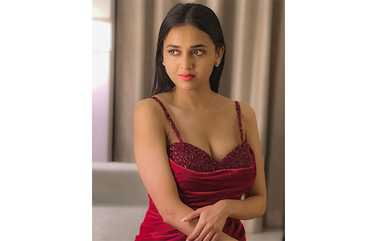 স্ট্র্যাপি গাউনে আকর্ষণীয় তেজস্বী। তিনি এখন জনপ্রিয়তার শীর্ষে। ছবি: সংগৃহীত
