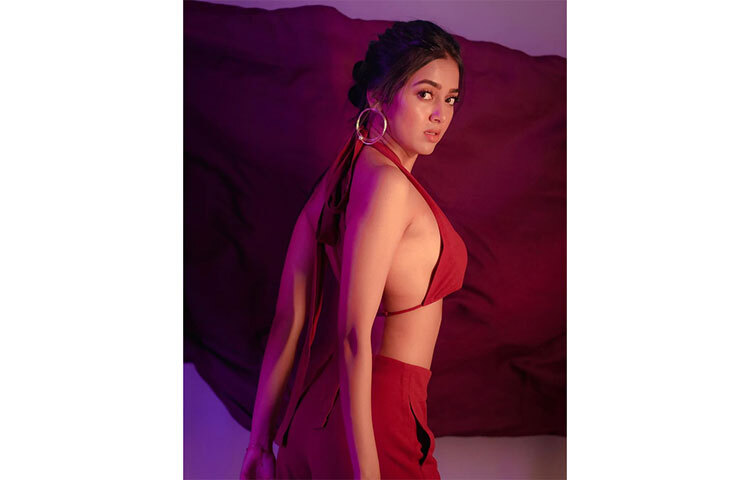 তবে টেলিভিশনের পর্দার বাইরেও পাপারাজ্জিদের ক্যামেরায় প্রায়ই বন্দি হচ্ছেন তেজস্বী। এবার লাল প্যান্ট ও ব্রালেটে ভাইরাল হলেন তেজস্বী। ছবি: সংগৃহীত