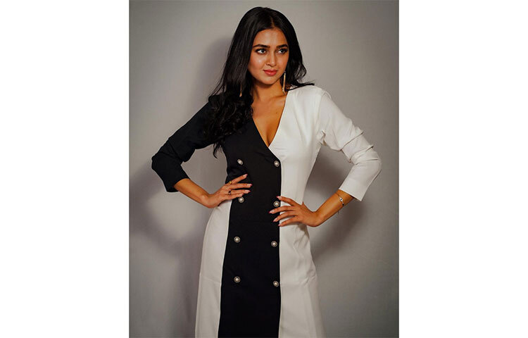 সাদা কালো ড্রেসে স্পষ্ট তেজস্বীর ক্লিভলাইন। এখন ছোটপর্দার ভীষণ পরিচিত মুখ তিনি। ছবি: সংগৃহীত