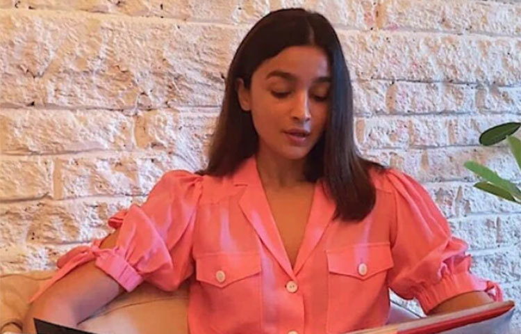 আলিয়া ভাট গত বছর সবচেয়ে বেশি আয় করে এই তালিকায় প্রথম স্থানে আলিয়া ভাট। ফোর্বসের ২০১৯ সালের তালিকা অনুসারে, আলিয়ার গত বছরের আয় ছিল ৫৯.২১ কোটি টাকা।