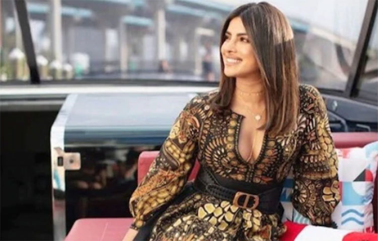 প্রিয়াঙ্কা চোপড়া- গ্লোবাল আইকন প্রিয়াঙ্কা চোপড়া জোনাস গত বছর সবচেয়ে বেশি আয়ের তালিকায় ১০০ সেলিব্রিটির মধ্যে ৪৯ তম স্থান থেকে ১৪ তম স্থানে উঠে এসেছেন। গত বছর প্রিয়াঙ্কার মোট আয় ২৩.৪ কোটি ছিল বলে জানানো হয়। শুধু তাই নয়, ইনস্টাগ্রাম রিচ লিস্ট ২০১৯ সালে সবচেয়ে ধনী ভারতীয় সেলিব্রিটি হিসেবে তাকে মনোনীত করা হয়েছিল। খবর অনুসারে, গত বছর প্রিয়াঙ্কা ইনস্টাগ্রাম প্রোফাইলে একটি পোস্টের জন্য ১.৯২ কোটি টাকা চার্জ করেছিলেন।