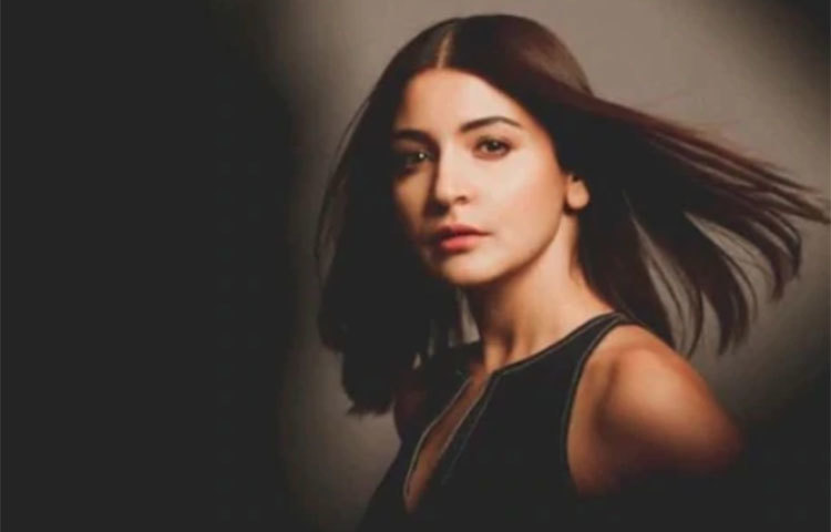 অনুশকা শর্মা: অভিনেত্রী-প্রযোজক অনুশকা শর্মার ২০১৯ সালে আয় ছিল ২৮.৬৭ কোটি টাকা। অনুশকা ও তার স্বামী বিরাট কোহলি মিন্ত্রার মতো বেশ কিছু বড় ব্র্যান্ডের অ্যাম্বাসাডরও। ফোর্বস তালিকায় অনুসারে সবচেয়ে বেশি আয়ের সেলিব্রিটিদের তালিকায় ২১ নম্বরে অনুশকা।