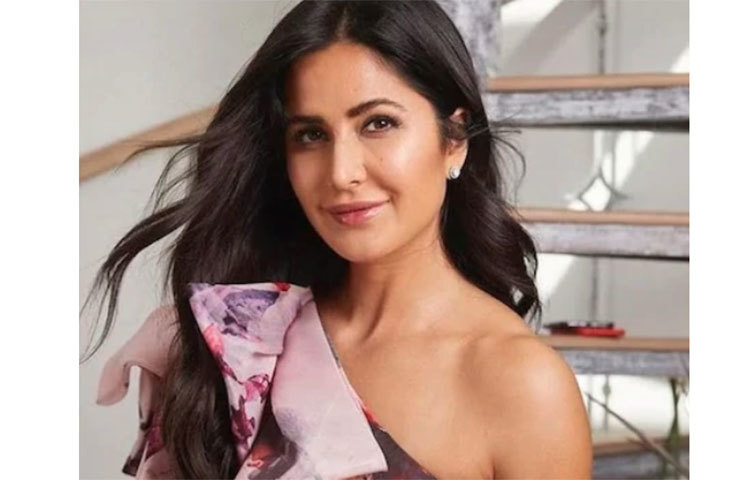 ক্যাটরিনা কাইফ: বলিউডের ‘চিকনি চামেলি’ খ্যাত ক্যাটরিনা কাইফের গত বছরের আয় ছিল ২৩.৬৩ কোটি টাকা। এর ভিত্তিতে তালিকায় তার স্থান ২৩ তম। সিনেমার সঙ্গে সঙ্গে বেশ কয়েকটি বড় ব্র্যান্ডের অ্যাম্বাসাডরও তিনি।