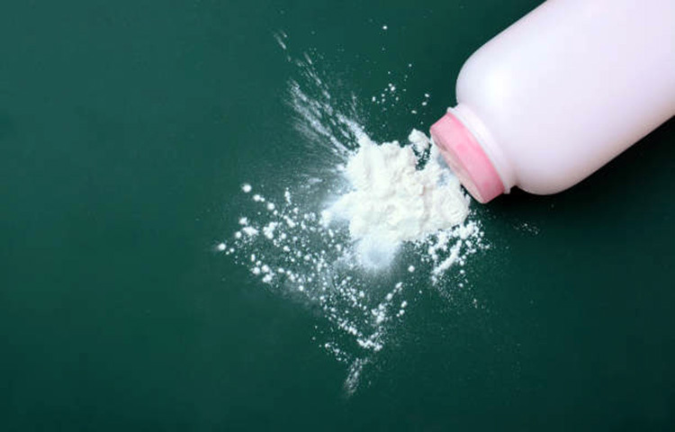 প্রচণ্ড গরমে দিশেহারা অবস্থা। গরম থেকে বাঁচতে মানুষ কী করবেন, আর কী করবেন না তা ভেবে পাচ্ছেন না। গরমে ঘাম ও দুর্গন্ধ থেকে বাঁচতে পাউডার ব্যবহার করছেন কেউ কেউ। ছবি: সংগৃহীত