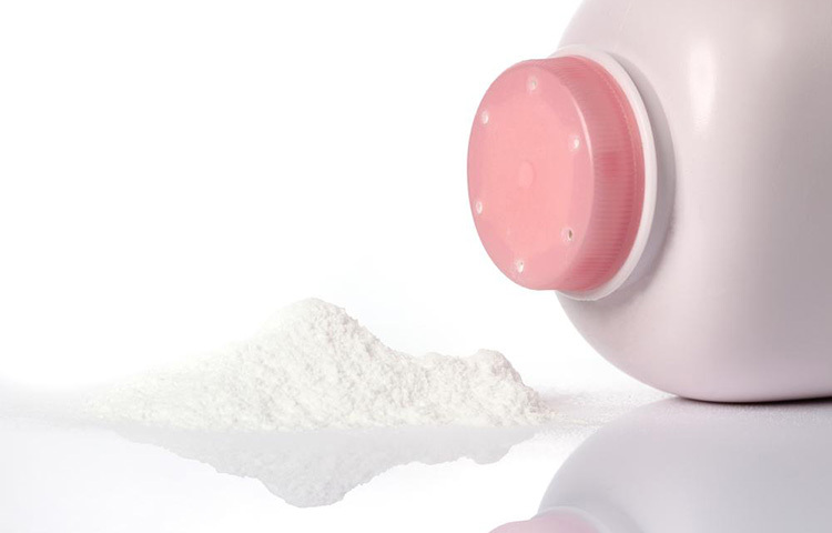 কিন্তু অনেকেই জানেন না, পাউডার থেকে কী মারাত্মক ক্ষতিসাধন হতে পারে আমাদের শরীরে। এমনকি এর থেকে ক্যান্সারও হতে পারে। এই পাউডারে রয়েছে ম্যাগনেশিয়াম, সিলিকন এবং কিছু পরিমাণে অ্যাসবেসটস পদার্থ। এই অ্যাসবেসটস থেকেই ক্যান্সার হওয়ার সম্ভাবনা বেশি। ছবি: সংগৃহীত