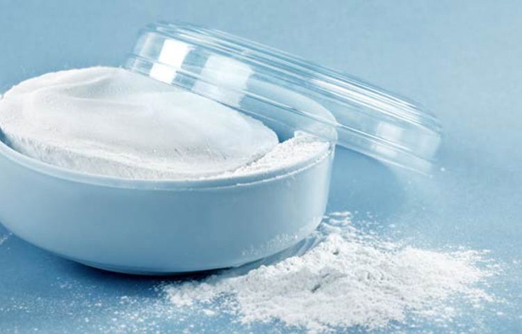 পাউডারের সঙ্গে ওভারিয়ান ক্যান্সারের সরাসরি যোগ রয়েছে। বেশিরভাগ নামি ব্র্যান্ডের পাউডারে প্রচুর মাত্রায় স্টার্চ থাকে। যা শরীরে বিভিন্ন অংশ জমতে জমতে সংক্রমণের আশঙ্কা বাড়িয়ে দেয়। ছবি: সংগৃহীত