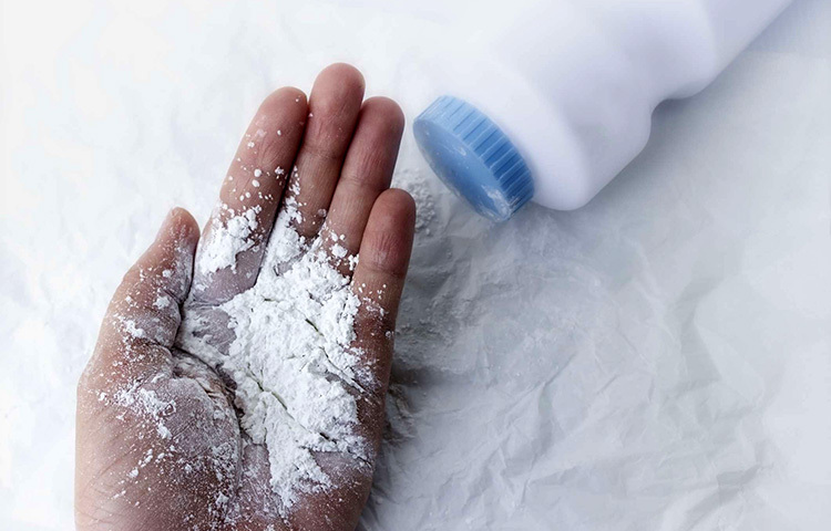 গবেষণা বলছে, পাউডারের যে ছোট ছোট উপাদান আমরা নাক-মুখের মধ্যে দিয়ে শরীরের ভিতরে গ্রহণ করি তা মারাত্মক ক্ষতিকর। এগুলো কার্সিনোজেনিক। ওভারিয়ান এবং লাং ক্যান্সার হতে পারে এর থেকে । ছবি: সংগৃহীত