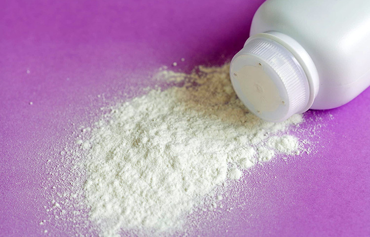 অনেক নারী আছেন, যারা জেনিটাল পার্টে পাউডার দেন। অনেকের ধারণা পাউডার যে কোনো সংক্রমণ থেকে রক্ষা করে, পাশাপাশি দুর্গন্ধ দূর করে। কিন্তু এটা একেবারেই ভুল ধারণা। সংক্রমণ রোধে পাউডারের বিশেষ ভূমিকা নেই। বরং এটা দেখা গিয়েছে, যে মহিলারা গোপনাঙ্গে পাউডার ব্যবহার করেন তাদের ৪৪ শতাংশই ওভারিয়ান ক্যান্সারে আক্রান্ত হয়েছেন। ছবি: সংগৃহীত