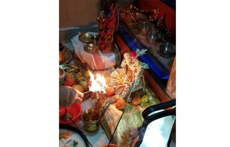 মঙ্গলবার জন্মাষ্টমী উপলক্ষে বাড়িতে পুজো করেছেন টালিগঞ্জের অনেক তারকা। নিজের বাড়িতে জন্মাষ্টমী পুজোর ছবি শেয়ার করেছেন অভিনেত্রী শ্রাবন্তী চট্টোপাধ্যায়।