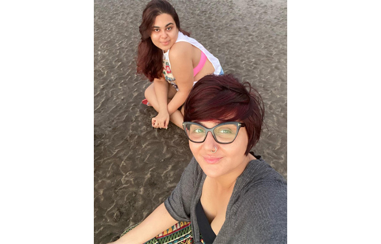 মায়ের সঙ্গেই একটি ছবিতে অভিনয় করেছিলেন অন্বেষা। বোঝাই যাচ্ছে আগামী দিনে মায়ের পথেই হাঁটতে চলেছেন তিনি। ছবি: সংগৃহীত