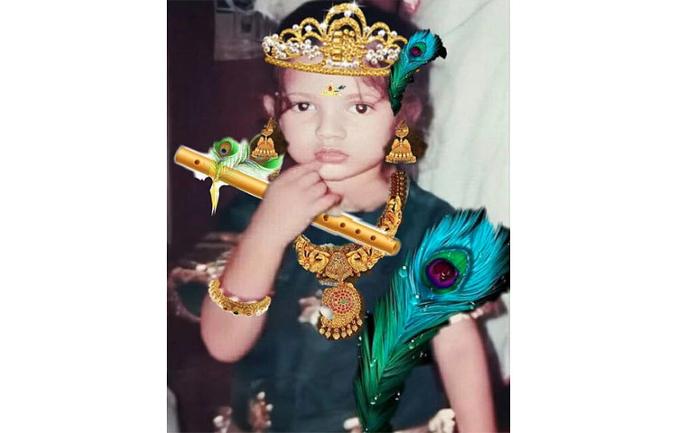 ছোট্ট শ্রাবন্তীর ছোটবেলার ছবি এডিট করে তাকে কৃষ্ণ সাজিয়েছেন অভিনেত্রীর বাবা। সেই ছবিও শেয়ার করেছেন শ্রাবন্তী। লিখেছেন, ‘আমি জানতাম না, বাবা এত ভালো এডিট করেন।’