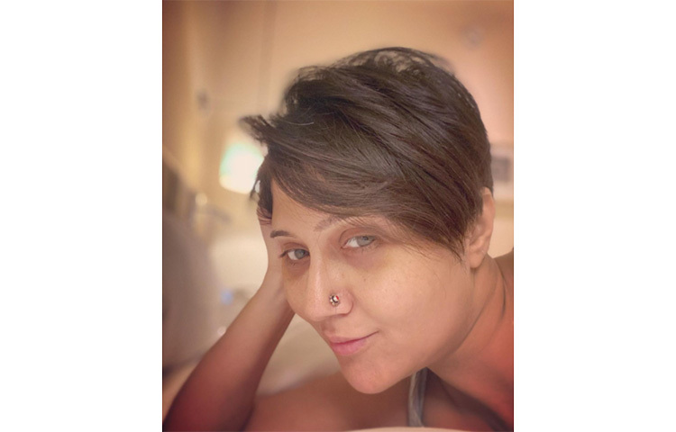 আলোচিত-সমালোচিত স্বস্তিকা ঘরোয়া পোশাকে মেকআপহীন লুকে নিজেকে প্রকাশ করেছেন। ছবি: সংগৃহীত