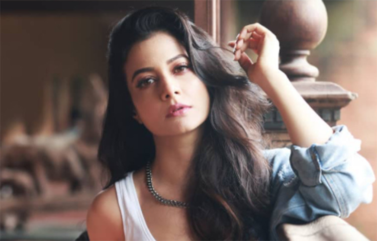 জিতের বিপরীতে টলিউডে যাত্রা করেছিলেন কোয়েল। তারপর আর পিছনে ফিরে তাকাতে হয়নি নায়িকাকে। জিত, দেবের সঙ্গে জুটি বেঁধে রাজ করেছেন টলিউডে। নিজের দক্ষতার জোরেই জায়গা করে নিয়েছেন দর্শকমনে। ছবি: সংগৃহীত