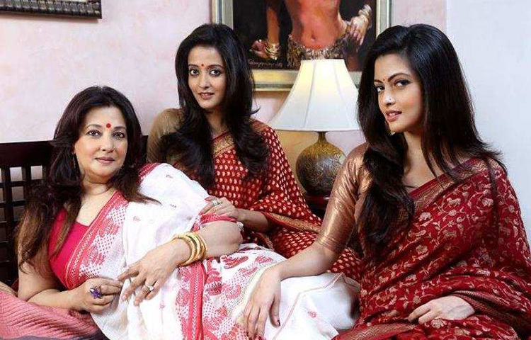 টলিউডের এক সময়ের সেনসেশন মুনমুন সেনের পথ  অনুসরণ করেই সিনে জগতে পা রেখেছেন তার দুই কন্যা রাইমা সেন ও রিয়া সেন। ছবি: সংগৃহীত
