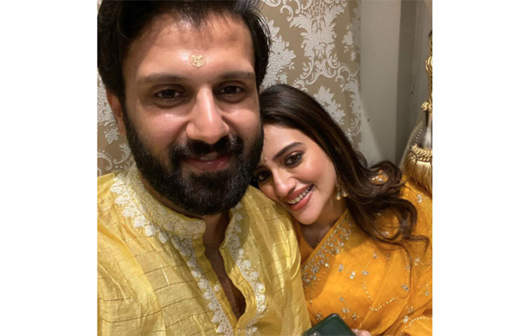 জন্মাষ্টমী পুজোয় নিখিলের সঙ্গে মিলে হলুদ পোশাক পরতে দেখা গিয়েছিল নুসরত জাহানকেও।