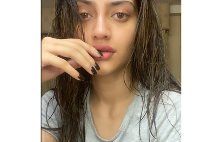 গোসলের পর মেকআপ ছাড়া লুকে নুসরাতের সেলফি। ছবি: সংগৃহীত