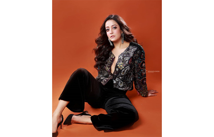 বাংলা ছবির জগতে অন্যধারার ছবিতে নিজের জায়গা পাকা করে ফেলছেন রাইমা সেন। ঋতুপর্ণ সেনগুপ্ত থেকে শুরু করে সৃজিত মুখোপাধ্যায়, টলিউডের প্রথম সারিদের পরিচালকদের পছন্দের অভিনেতা রাইমা। ছবি: সংগৃহীত