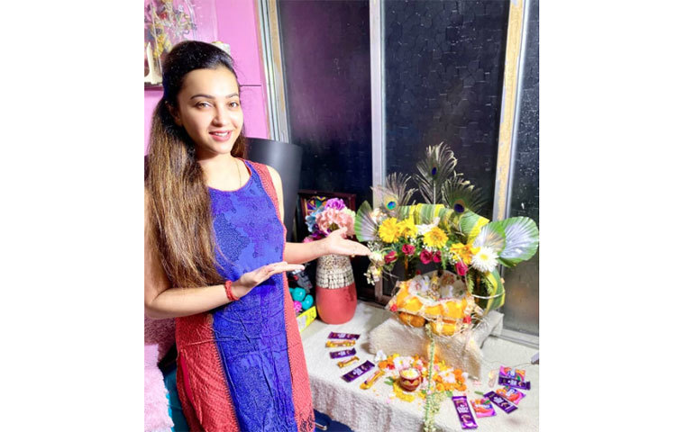 বাড়িতে জন্মাষ্টমী পুজো করেছেন অভিনেত্রী কৌশানি মুখোপাধ্যায়।
