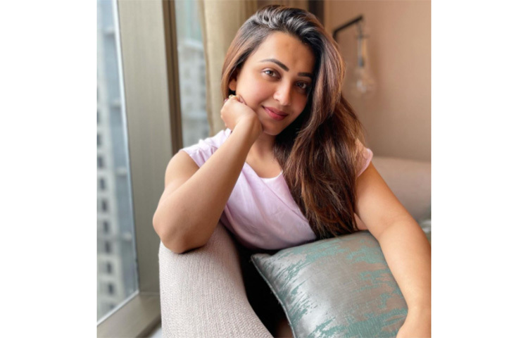 ঘরোয়া মেজাজে মেকাআপ ছাড়া অভিনেত্রী কৌশানি। ছবি: সংগৃহীত