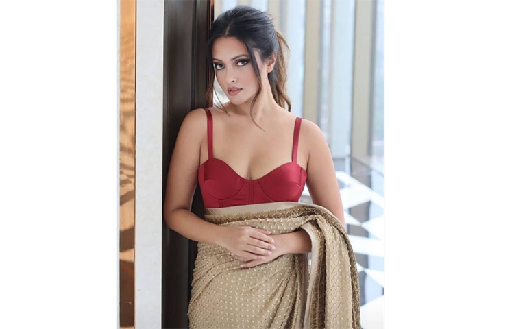 রাইমা যেমন রাজ করছেন টালিউডে সেরকম রিয়ার আবার লক্ষ্য বলিউড। স্টাইল ছবিতে তিনি নজর কেড়েছিলেন দর্শকদের। এছাড়াও বলিউডে বেশ কয়েকটি ছবিতে অভিনয় করেছেন তিনি। পর্দায় রিয়ার যৌন আবেদনেই মুগ্ধ দর্শক। ছবি: সংগৃহীত