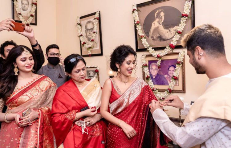 পরিচালক শতরূপা সান্যালের দুই কন্যা ঋতাভরী চক্রবর্তী ও চিত্রাঙ্গদা শতরূপা, টলিউডের দুই প্রতিষ্ঠিত অভিনেত্রী। ছবি: সংগৃহীত