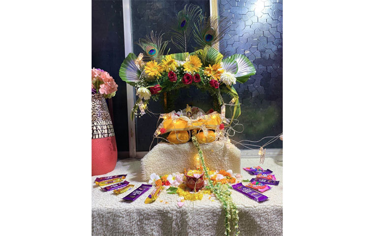 নিজের হাতে সাজিয়ে তুলেছেন বাড়ির ছোট্ট গোপালকে।