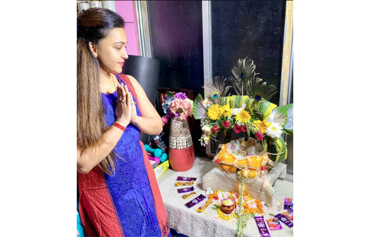 বাড়ির জন্মাষ্টমী পুজোর নানান ছবি শেয়ার করেছেন অভিনেত্রী কৌশানি মুখোপাধ্যায়।