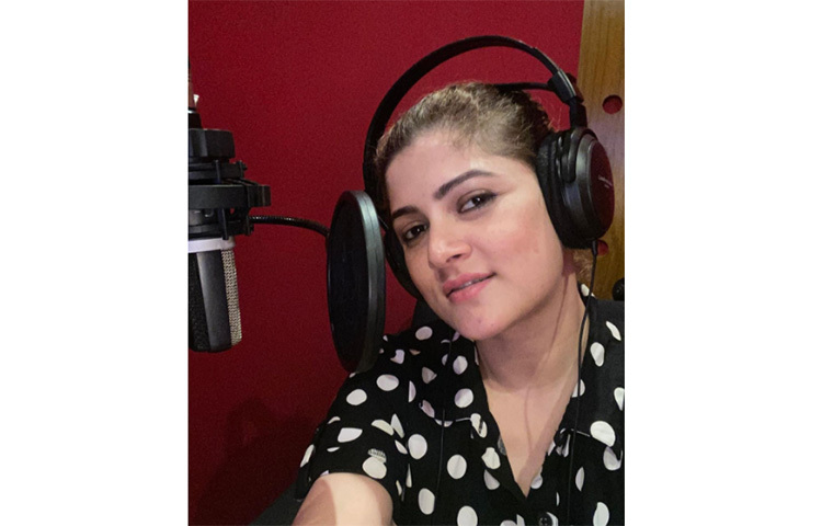 শ্রাবন্তী চট্টোপাধ্যায় ছবির ডাবিংয়ে মেকআপ ছাড়াই ধরা দিয়েছিলেন। ছবি: সংগৃহীত