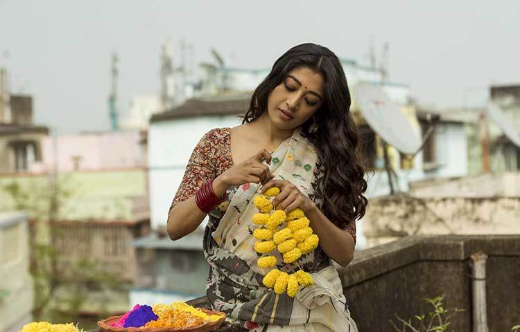 হলুদ গাঁদা আর আবিরের রংমিলান্তিতে রঙের উৎসবে পাওলি।