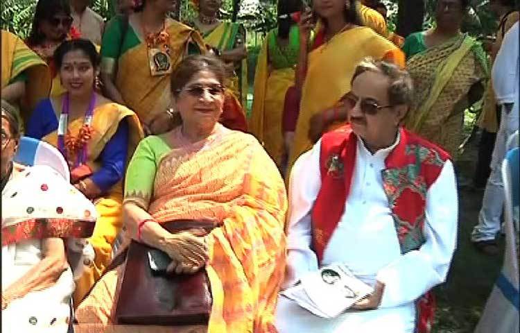 হোলির আনন্দে অংশ নিয়েছে জগন্নাথ ও ঊর্মিমালা বসু।