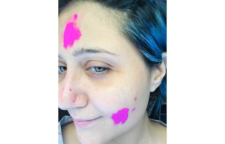 গালে গুলালের ছোঁয়া স্বস্তিকারও।