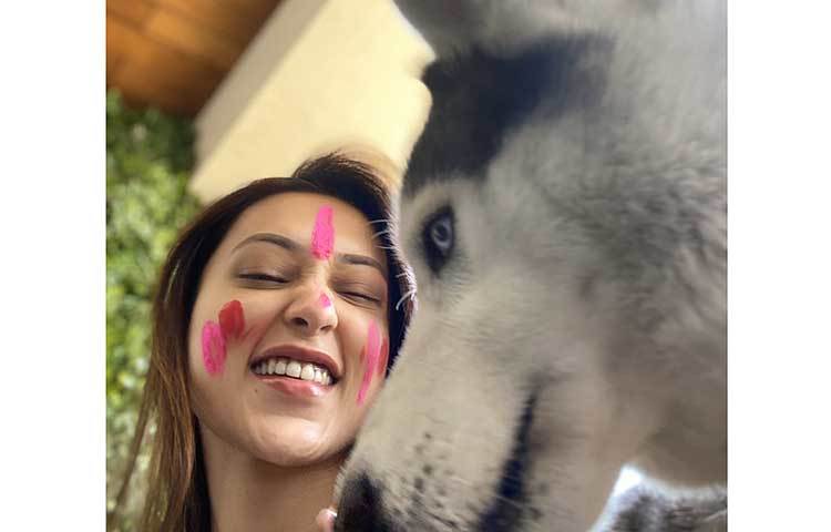 পোষ্যর সাথে রং মেখে ছবি পোস্ট করেন মিমি।