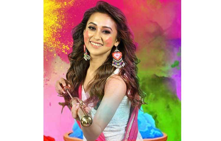 রঙের উৎসবে সাংসদ-অভিনেত্রী।