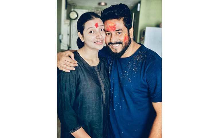 সোশ্যাল মিডিয়ায় লাল আবির মেখে ছবি পোস্ট করলেন রাজ-শুভশ্রী।