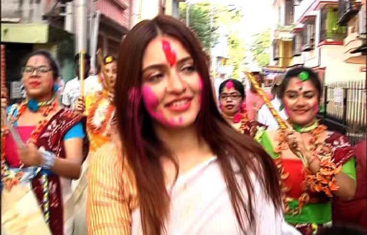 বাঘাযতীনে চুটিয়ে রং খেললেন অভিনেত্রী প্রিয়াঙ্কা সরকার।