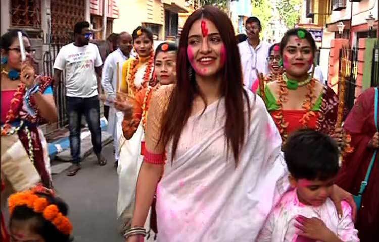 মায়ের সঙ্গে আনন্দে মাতল ছোট্ট সহজ।