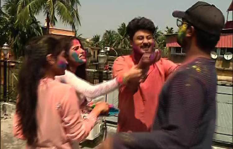 রঙের মজায় অভিনেত্রী পূজারিণী।