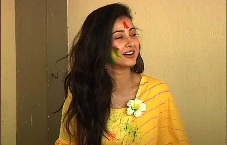 বাসন্তী সাজে মনামী ঘোষ।