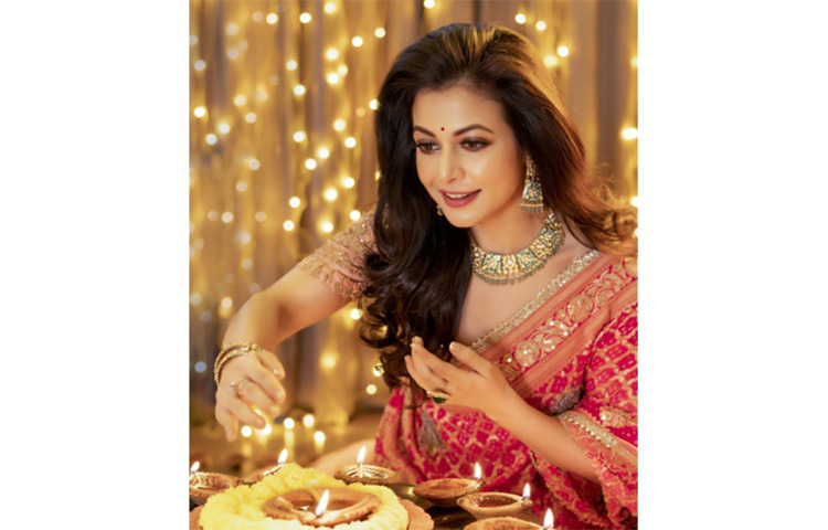 যেকোনো পূজাতেই কোয়েলের প্রথম পছন্দ শাড়ি। এই দীপাবলিতেও লাল শাড়িতে সেজেছিলেন কোয়েল। তার এমন সাজ সবার মন কেড়েছে। ছবি: সংগৃহীত