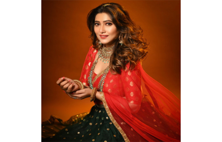 সম্পূর্ণা দীপাবলিতে বেছে নিয়েছেন লেহেঙ্গা। কালো রঙের লেহেঙ্গায় নজর কাড়লেন অভিনেত্রী। ছবি: সংগৃহীত