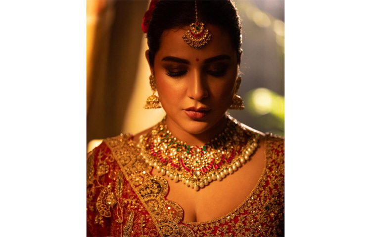 শুভশ্রী অবশ্য দীপাবলিতে বেছে নিয়েছেন লাল লেহেঙ্গা। সঙ্গে মানানসই জাঙ্ক জুয়েলারি। ছবি: সংগৃহীত