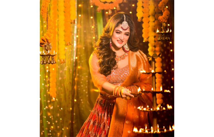 শ্রাবন্তী কিছুটা শুভশ্রীর মতোই দীপাবলিতে লেহেঙ্গা পরেছেন। তবে তিনি লাল নয়, বেছে নিয়েছেন জারদৌসি কমলা লেহেঙ্গা। ছবি: সংগৃহীত