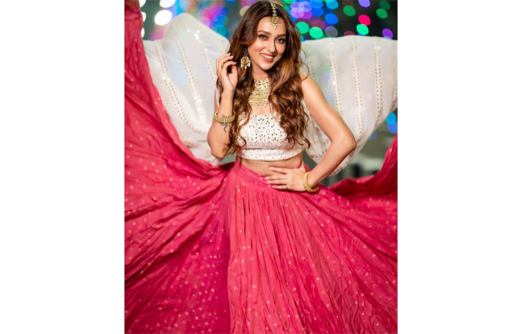 মিমিও দীপাবলিতে বেছে নিয়েছেন লেহেঙ্গা। কিন্তু তার লেহেঙ্গা সাবেকি নয়, তাতে রয়েছে ইন্দো ওয়েস্টার্নের ছোঁয়া। ছবি: সংগৃহীত