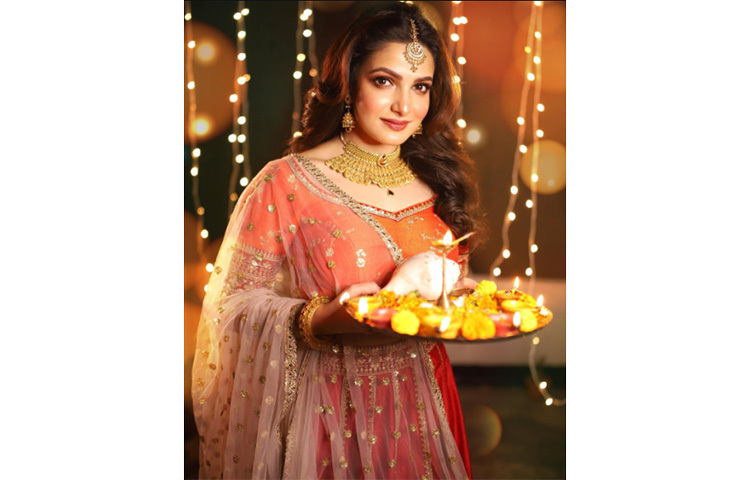 দীপাবলিতে তনুশ্রীর প্রথম পছন্দ লেহেঙ্গা। কমলা, লাল, সাদা রঙের কম্বিনেশনের লেহেঙ্গায় নজর কাড়লেন নায়িকা। ছবি: সংগৃহীত