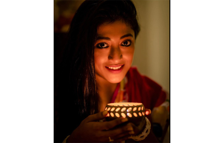 দীপাবলি মানেই আলোর উৎসব। তাই সোশ্যাল মিডিয়ায় আলোর ছবি শেয়ার করেছেন পাওলি। তার এ ছবির প্রশংসা করছেন সবাই। ছবি: সংগৃহীত