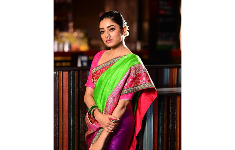 ইশা অবশ্য দীপাবলিতে সেজেছেন মারাঠি সাজে। সিল্কের শাড়ির সঙ্গে বেছে নিয়েছে মারাঠি নথ। ছবি: সংগৃহীত