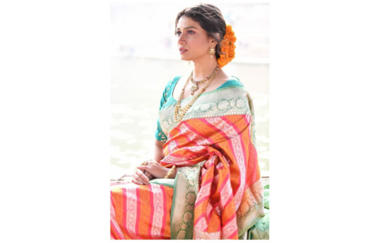 সৌরসেনীরও দীপাবলিতে পছন্দ সিল্কের শাড়ি। একেবারে সাবেকি সাজে সেজেছেন নায়িকা। ছবি: সংগৃহীত