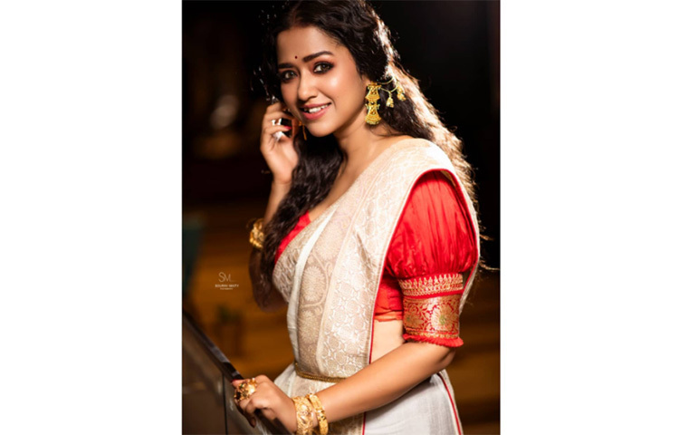 দুর্গাপূজার মতো কালীপুজোতেই সোহিনীর পছন্দ সাদা লাল রঙের কম্বিনেশন। ছবি: সংগৃহীত