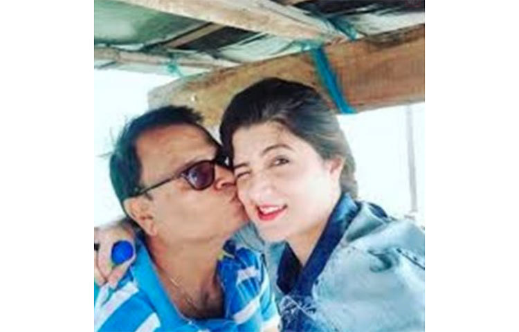 বাবার সঙ্গে শ্রাবন্তী চট্টোপাধ্যায়। লকডাউনে বাবা-মার বেহালার বাড়িতেই ছিলেন তিনি।