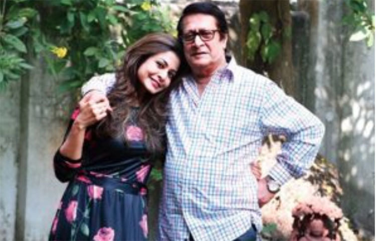 ২০০৩ সালে বাংলা সিনেমায় পা রেখেছিলেন অভিনেত্রী কোয়েল মল্লিক। বাবা রঞ্জিন মল্লিক হওয়া সত্তে¡ও টিনসেল টাউনে নিজের জায়গা করেছেন কাঠ-খড় পুড়িয়েই।